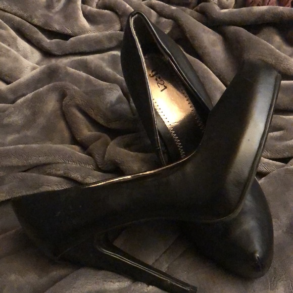Black high heels 4 inch. Patten leather look. Like new - Picture 2 of 8